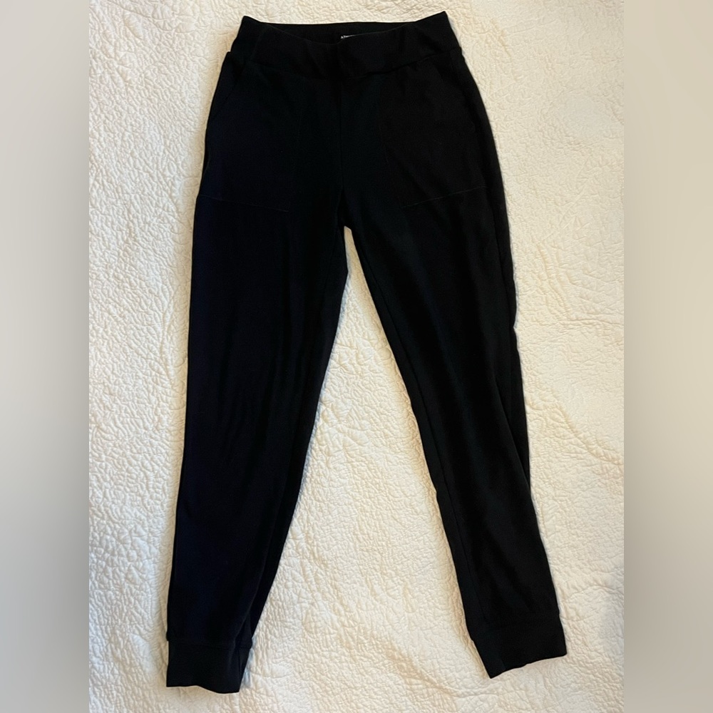 Athleta Girl size small/7 black legging. 2 pockets in front